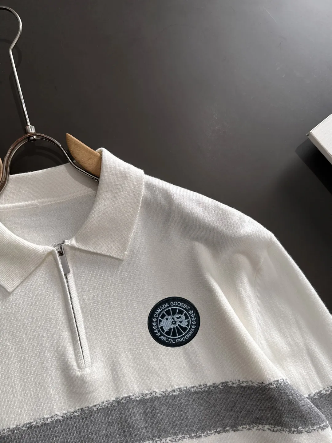 Next day shipping P360 Big Goose 2025 official website latest autumn and winter sweaters, popular models are on sale at the same time at the counter! Specially made of wool blended fabric. It feels comfortable and can be directly in contact with the skin. The logo badge is exquisitely embroidered, which is extremely eye-catching! The details highlight the fashionable charm of big brands. Exquisite workmanship. Three-dimensional cutting style. The wearing effect is invincible and handsome! All three standards are complete! Size: M-3XL